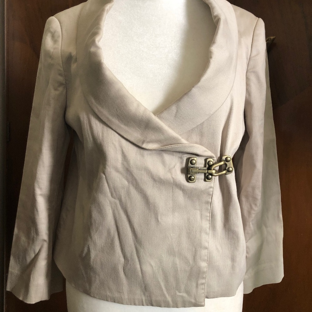 Fitted clip front jacket